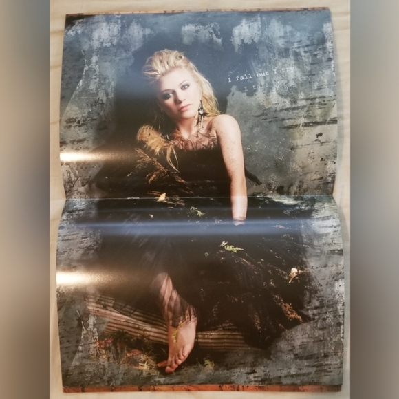 Kelly Clarkson 2005 Hazel Eyes Tour Book - Picture 4 of 4